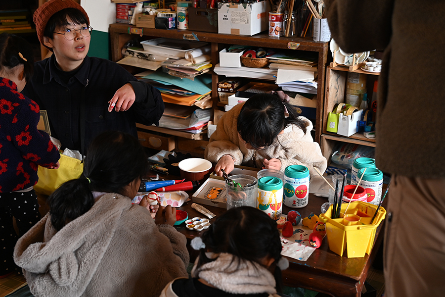 写真：自由な表現をはぐくむ「アトリエももも」の挑戦
