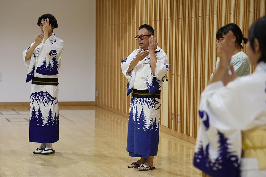 写真:木曽踊保存会 定例稽古会”の心意気受け継ぐ正調木曽節
