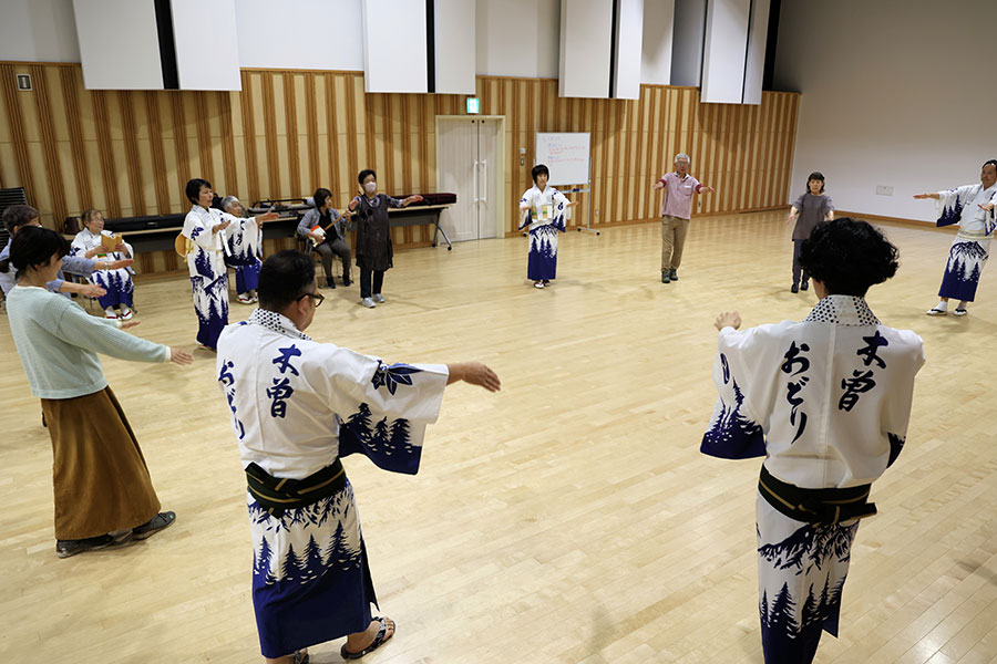 写真:木曽踊保存会 定例稽古会”の心意気受け継ぐ正調木曽節