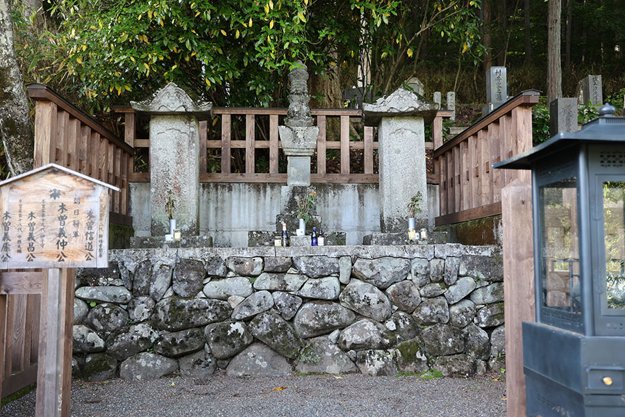 写真：木曽義仲の墓