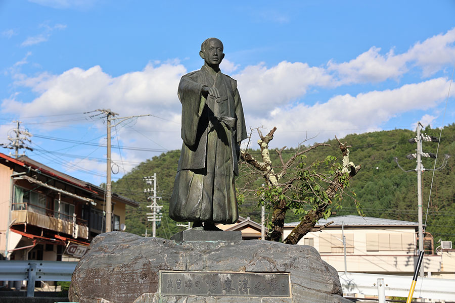 写真：伊東淳氏の銅像